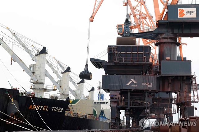 영국 이밍엄항에서 브리티시 스틸로 옮겨지는 제철 원자재