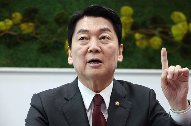 연합뉴스 취재진과 인터뷰하는 안철수 의원