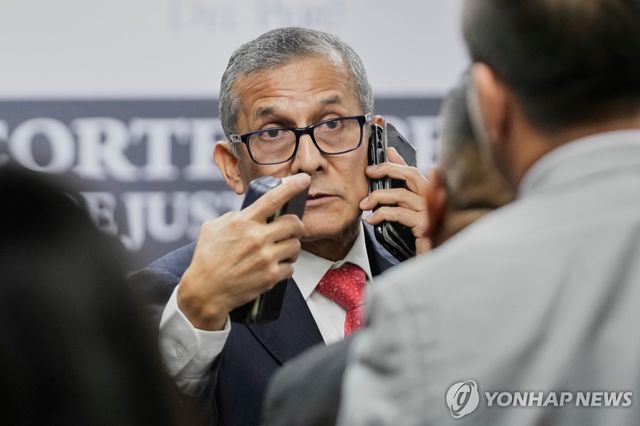 15일(현지시간) 법정 나서는 오얀타 우말라 전 페루 대통령