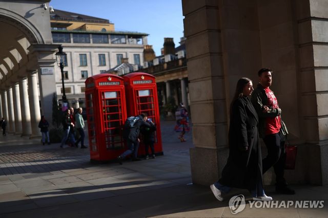 런던 시내의 쇼핑객들
