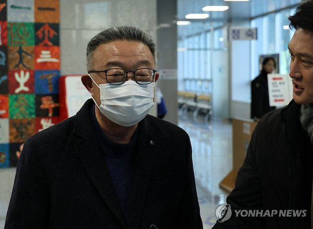 첫 공판 후 법정 나서는 이필용 전 음성군수