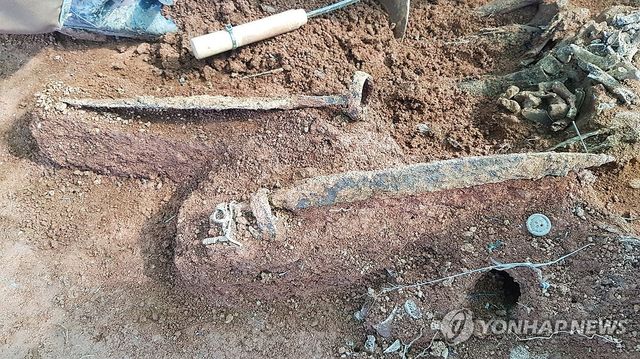 "총알도 아까웠나"…민간인 학살 현장서 나온 창날 추정 금속들