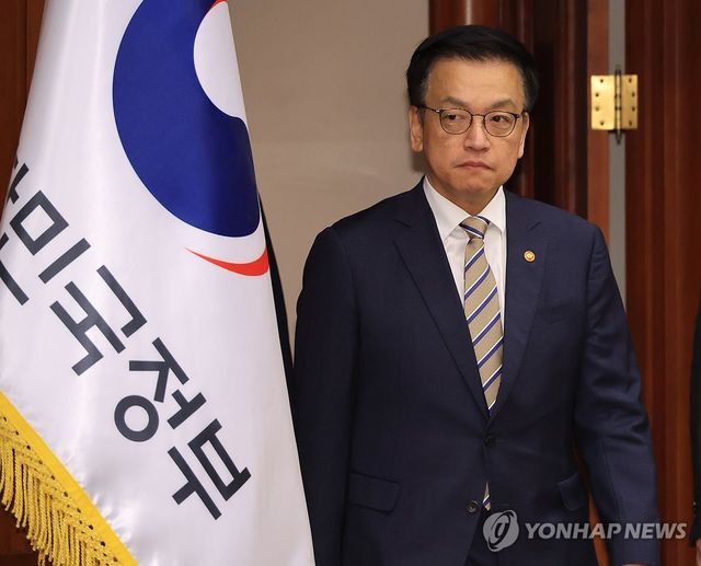 회의실 들어서는 최상목 부총리