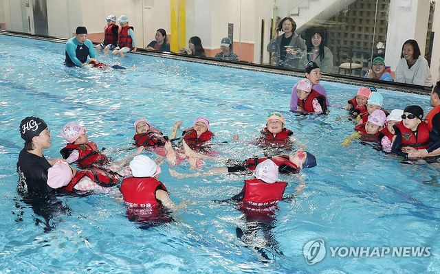 세월호 11주기 앞두고 생존수영 배우는 어린이들