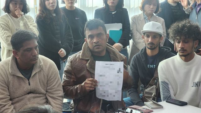 체류허가 신청서 들어보이는 조선소 퇴직 이주노동자