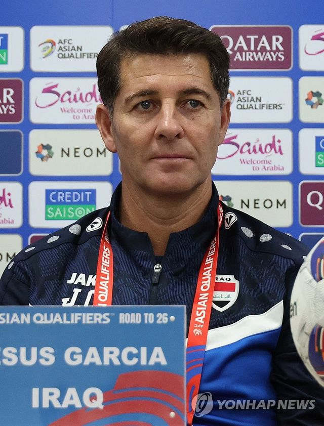 기자회견 하는 이라크 감독