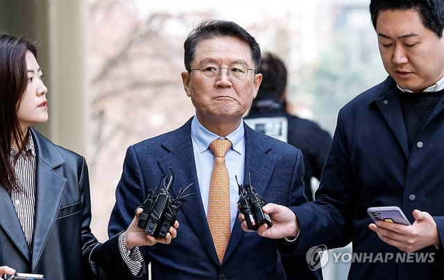 취재진 질문 듣는 윤갑근 변호사