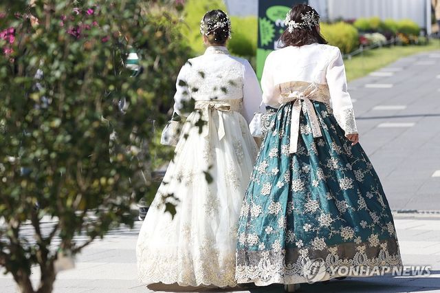 한복 입은 외국인 관광객