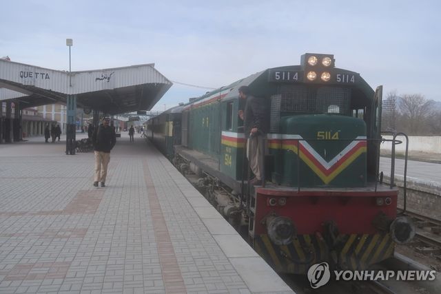 무장조직의 열차 납치사건 후 정상화된 파키스탄 퀘타역