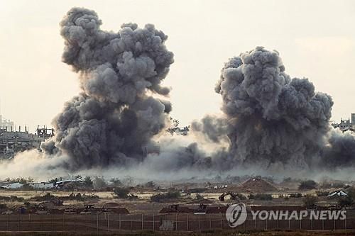 공습 뒤 연기 피어오르는 가자지구 모습