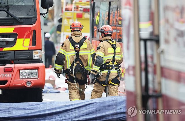 이동하는 구조대원들