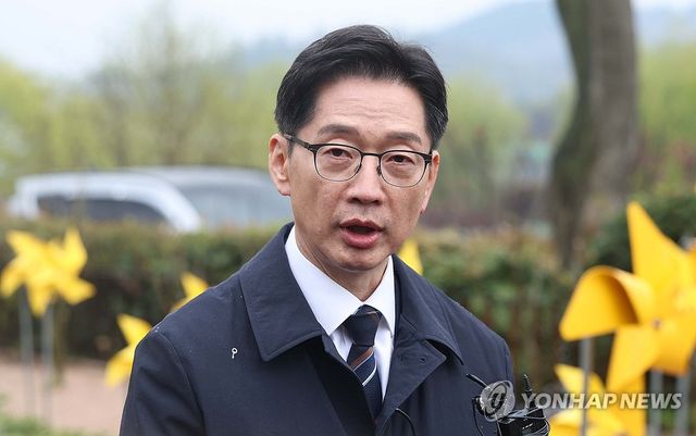 질문 답하는 김경수 전 경남지사