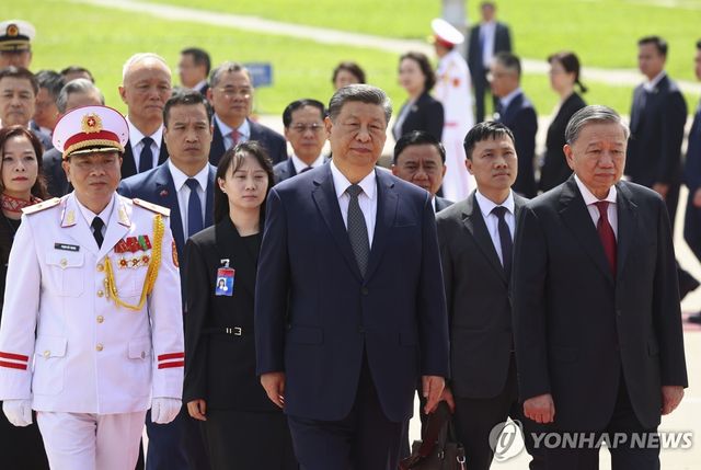 베트남 호찌민 묘소에 참배하는 중국 시진핑