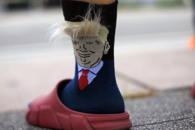 '트럼프 양말'을 신고 있는 지지자. 기사와 관련 없는 자료사진입니다. 