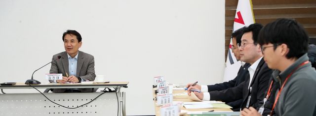 간담회 하는 김진태 지사