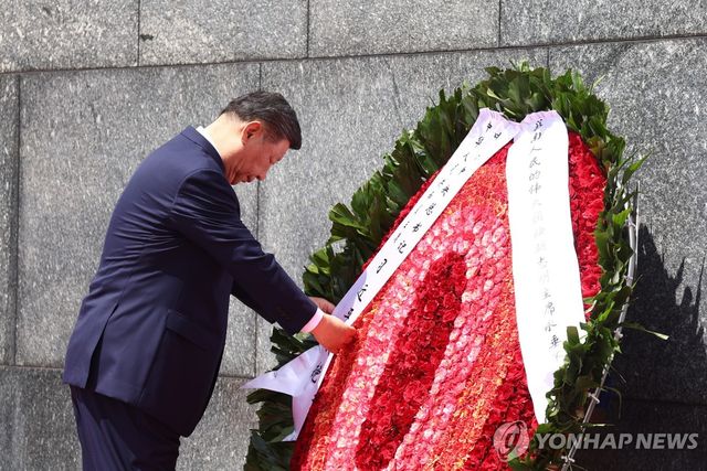 베트남 호찌민 묘소에 헌화하는 중국 시진핑