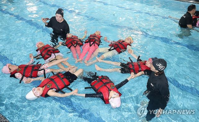 세월호 11주기 앞두고 생존수영 배우는 어린이들