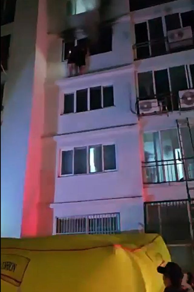 아파트 화재 현장에 설치된 에어매트