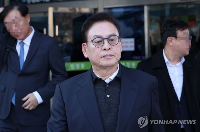 첫 공판 후 법정 나서는 정우택