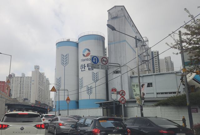 도십 속 한탑 제분 공장 