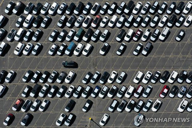 미 캘리포니아 롱비치 항구에 하역된 차량들