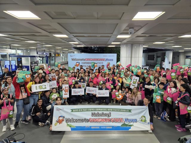 단체 사진 찍는 필리핀 단체 관광객