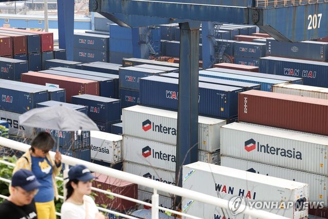 대만 항구에 쌓여 있는 화물들