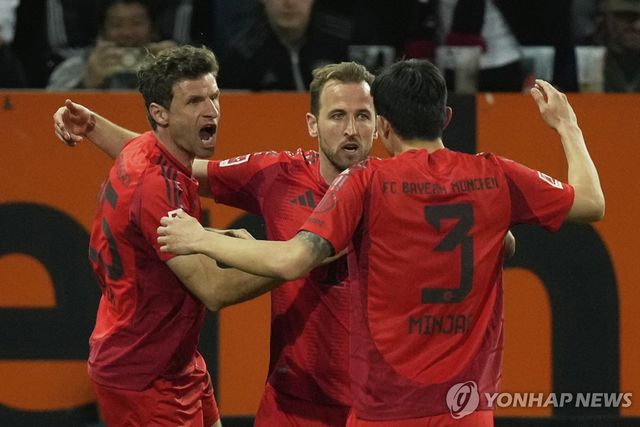 기뻐하는 해리 케인(가운데)과 김민재(오른쪽) 