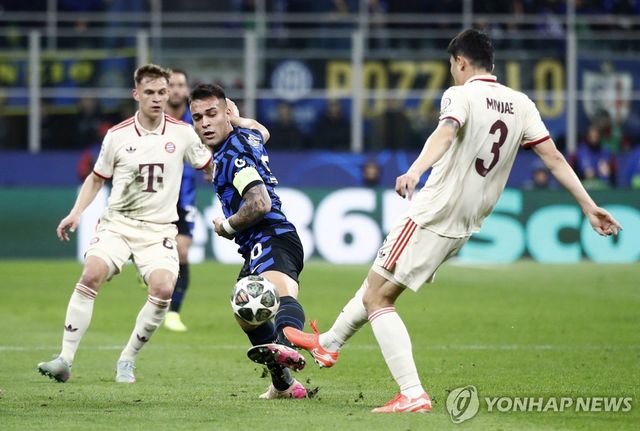 뮌헨 김민재(3번)가 인터 밀란전에서 공을 다투고 있다.
