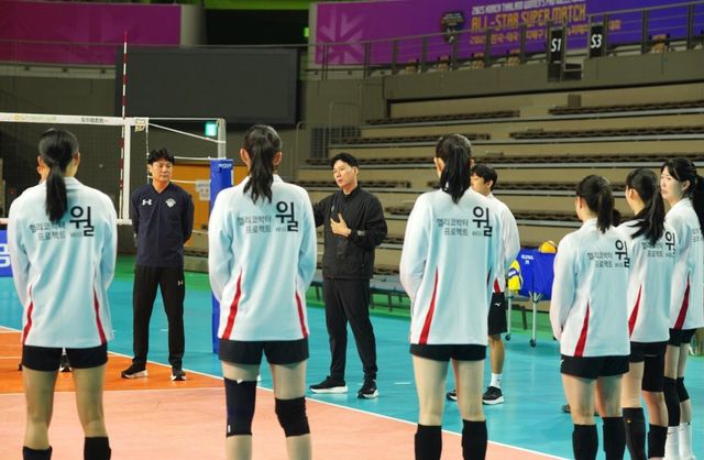 훈련에 앞서 선수들에게 이야기하는 강성형 감독(중앙)