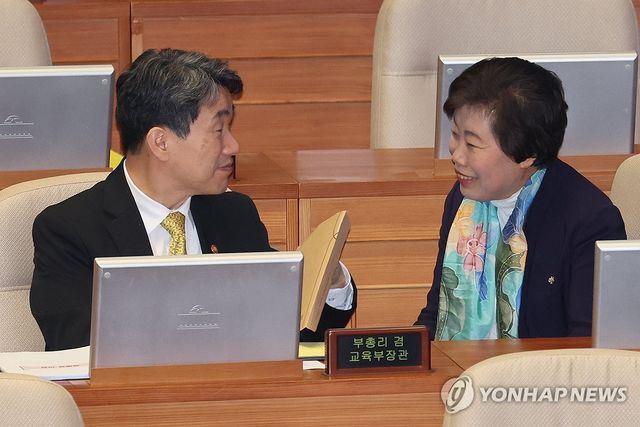 이주호 부총리와 대화하는 조배숙 의원