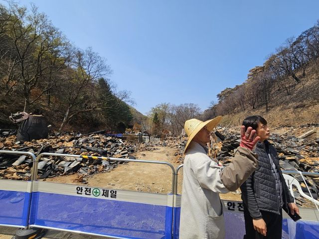 산불 상황 설명하는 등운스님