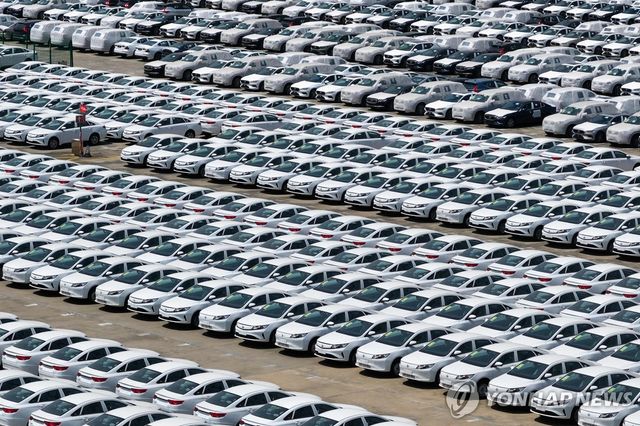 중국 난징 항구에서 선적 기다리는 중국산 자동차들 