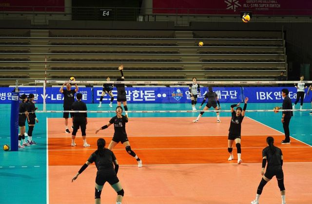 훈련하는 여자배구 올스타팀 선수들