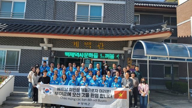 충남 부여에 외국인 계절근로자 입국 