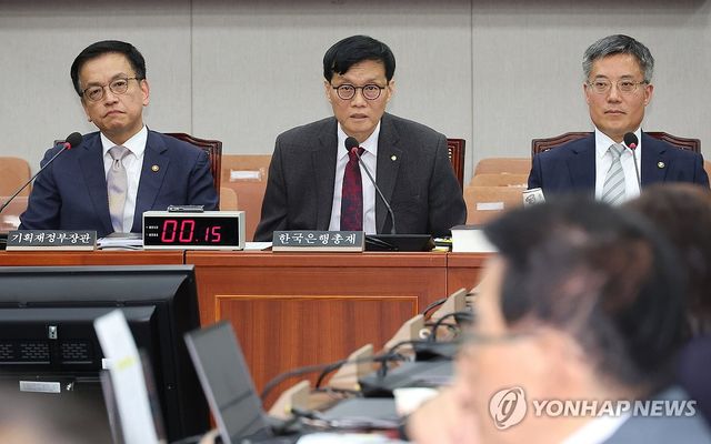 의원 질의에 답변하는 이창용 한국은행 총재