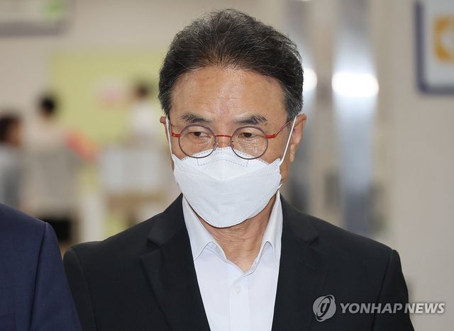 법정 향하는 김명곤 전 장관