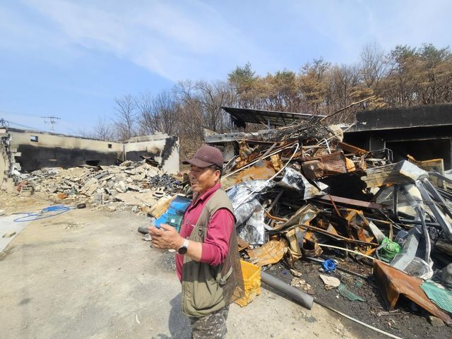 폐허가 된 집 앞에서