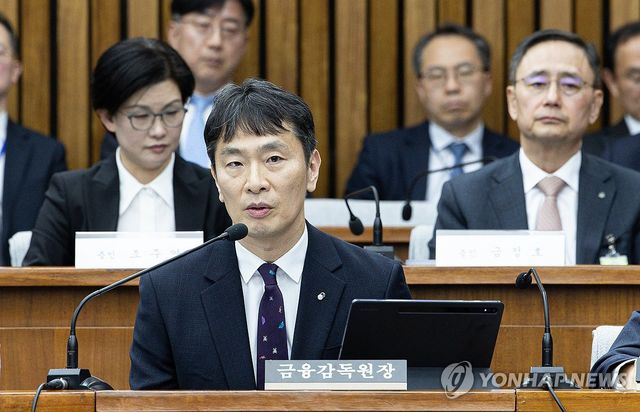 답변하는 이복현 금융감독원 원장