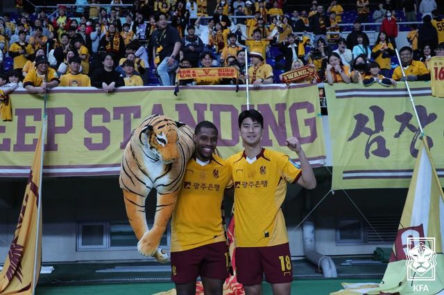 광주FC 가브리엘(왼쪽)과 박인혁.