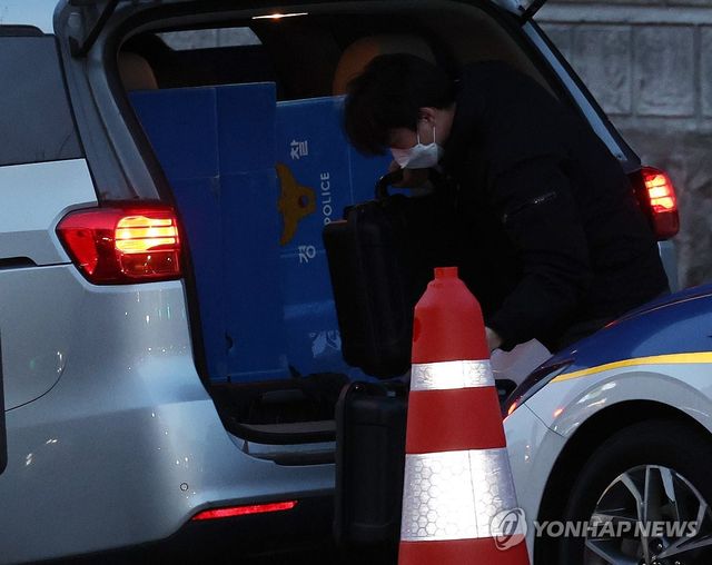 포렌식 장비 옮기는 경찰 특수단