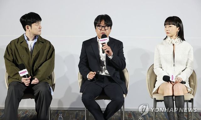 토크하는 김윤석