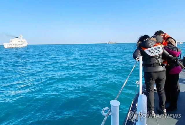 제22서경호 침몰 사고 해역 바라보는 실종자 가족들