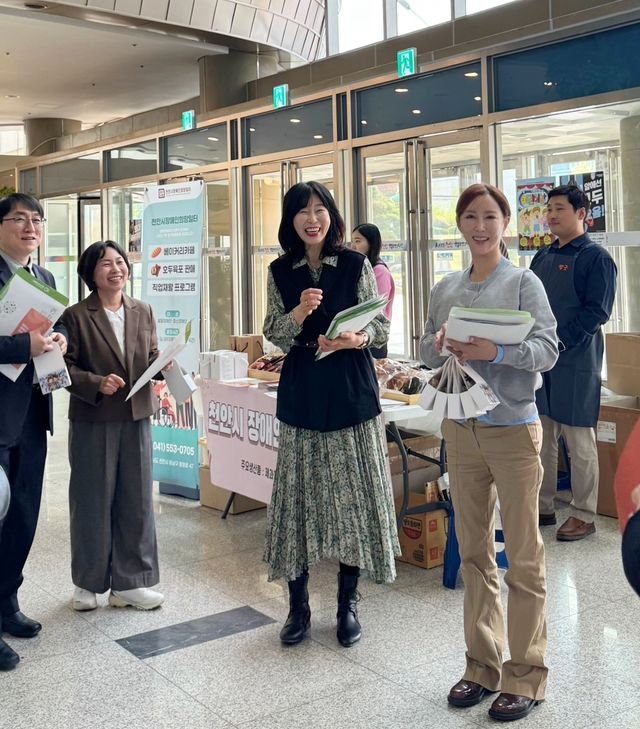 행사 참석한 윤은미 복지정책국장(가운데)과 SES 슈(오른쪽)