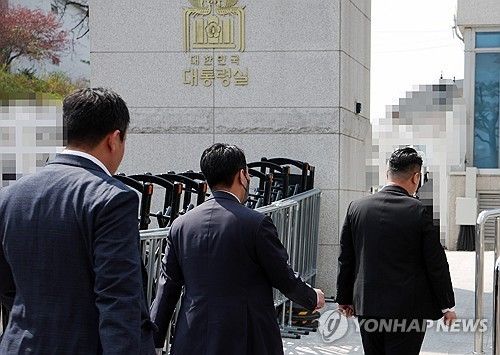 경찰, 용산 대통령실 압수수색 (서울=연합뉴스) 한상균 기자 = 경찰 비상계엄 특별수사단이 대통령실 압수수색을 위해 16일 서울 용산 대통령실 민원실 출입구로 들어가고 있다. 2025.4.16 [대통령실통신사진기자단] xyz@yna.co.kr(끝)