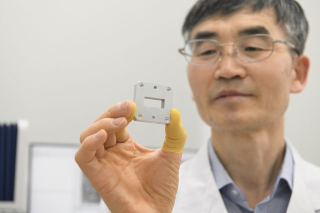 도파관 표준기 들어 보이는 조치현 책임연구원 