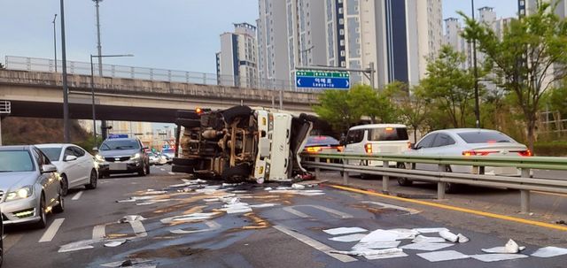 전도된 트럭에서 연료 유출