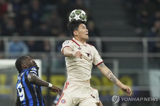 공중볼 걷어내는 김민재.