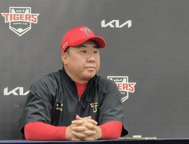 인터뷰하는 KIA 이범호 감독