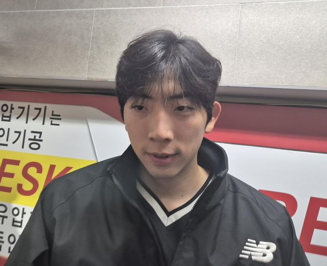 인터뷰하는 오원석